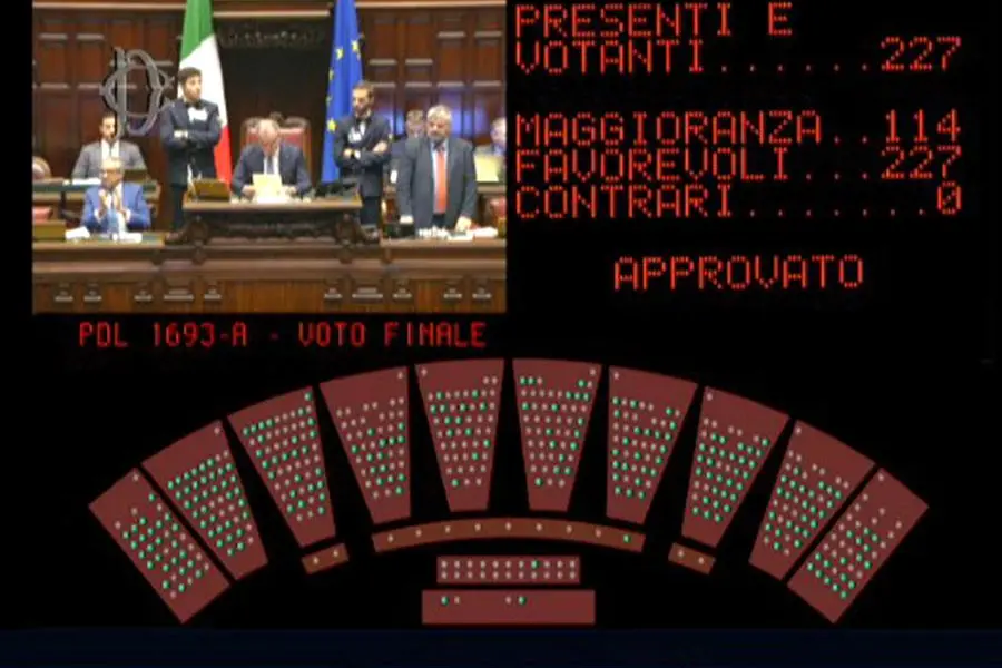 Without \"free and current consent\" the crime of sexual violence is committed. This is foreseen by the bill approved by the Chamber unanimously with 227 yes votes. The text, which passes to the Senate, is the result of the approval of an amendment in the Justice Committee by the rapporteurs Carolina Varchi of FdI and Michela Di Biase of the Democratic Party, after a negotiation that also involved Prime Minister Giorgia Meloni and secretary Elly Schlein. The article is completely rewritten. 609-bis of the penal code introducing the notion of consent, in line with the Istanbul Convention, of which the components are freedom and actuality. ANSA/FREEZE IMAGE VIDEO CHAMBER OF DEPUTIES +++ ATTENTION THE PHOTO CANNOT BE PUBLISHED OR REPRODUCED WITHOUT THE AUTHORIZATION OF THE SOURCE OF ORIGIN TO WHICH IT IS REFERRED +++ NPK +++