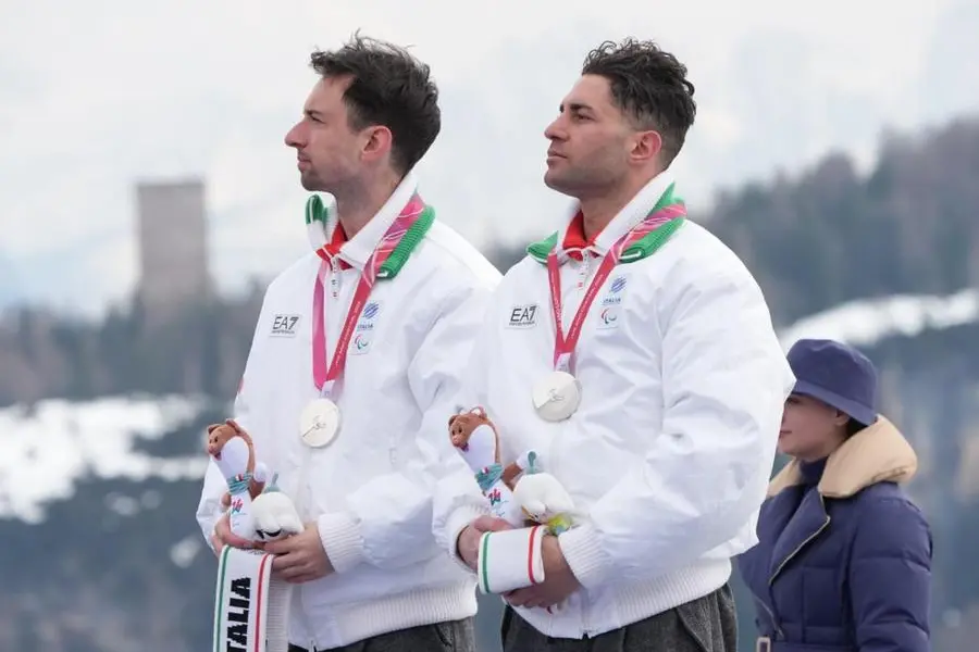 Giacomo Bertagnolli, con la guida Andrea Ravelli, festeggia la medaglia d'argento nel super-G alle Paralimpiadi di Milano Cortina 2026, 9 marzo 2026. ANSA/SCACCINI/GMT/US CIP +++ +++FOTO DIFFUSA DALL'UFFICIO STAMPA - USARE SOLO PER ILLUSTRARE OGGI LA NOTIZIA INDICATA NEL TITOLO - NON ARCHIVIARE - NON VENDERE - NON USARE PER FINI NON GIORNALISTICI - NPK+++