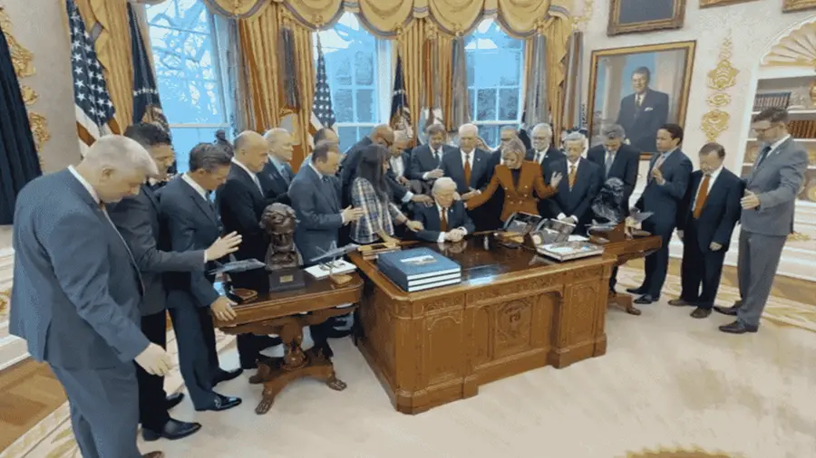 Trump e la benedizione con i leader evangelici alla Casa Bianca