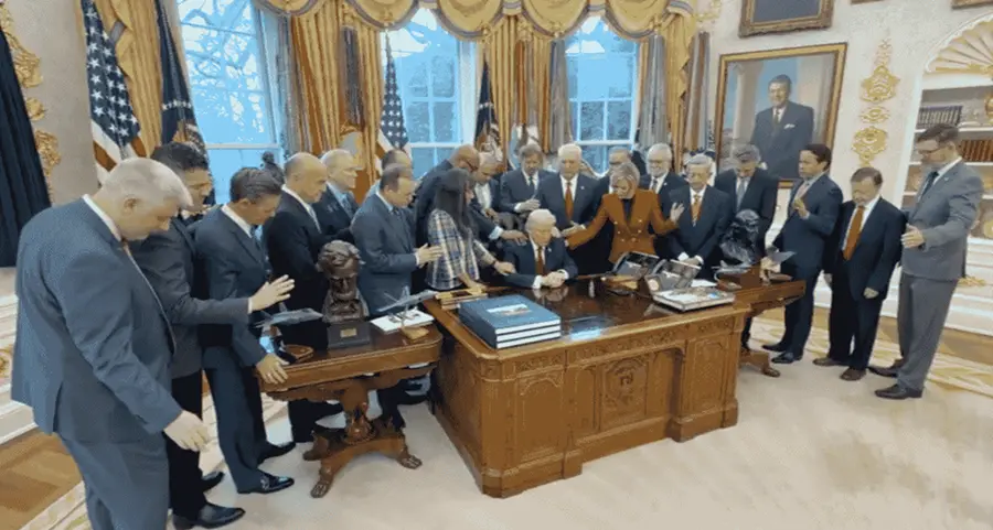 Trump e la benedizione con i leader evangelici alla Casa Bianca