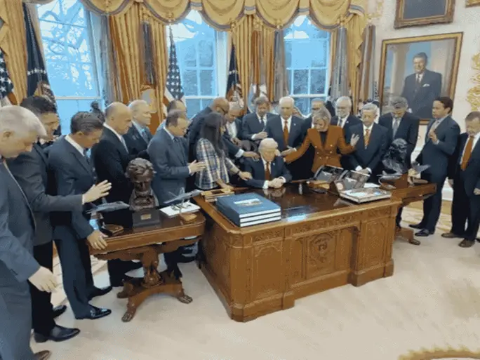 Trump e la benedizione con i leader evangelici alla Casa Bianca