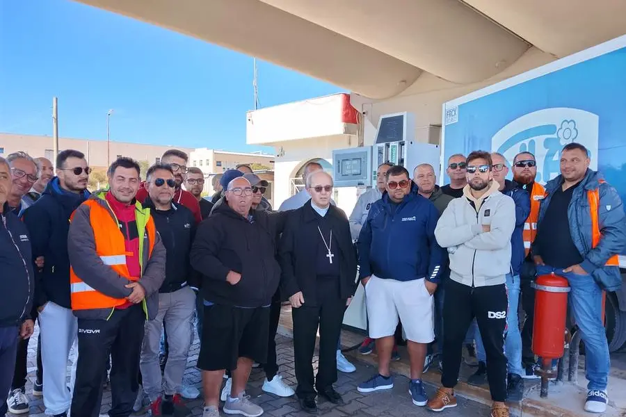L\\'arcivescovo padre Franco Moscone al presidio di Manfredonia con gli autotrasportatori