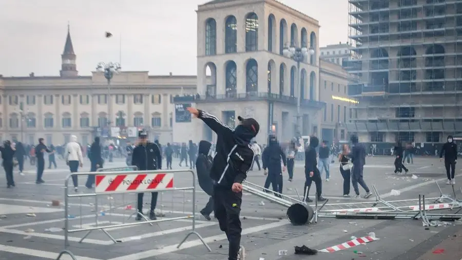 Il pifferaio della paura: quando i social trasformano i ragazzi in una folla senza controllo