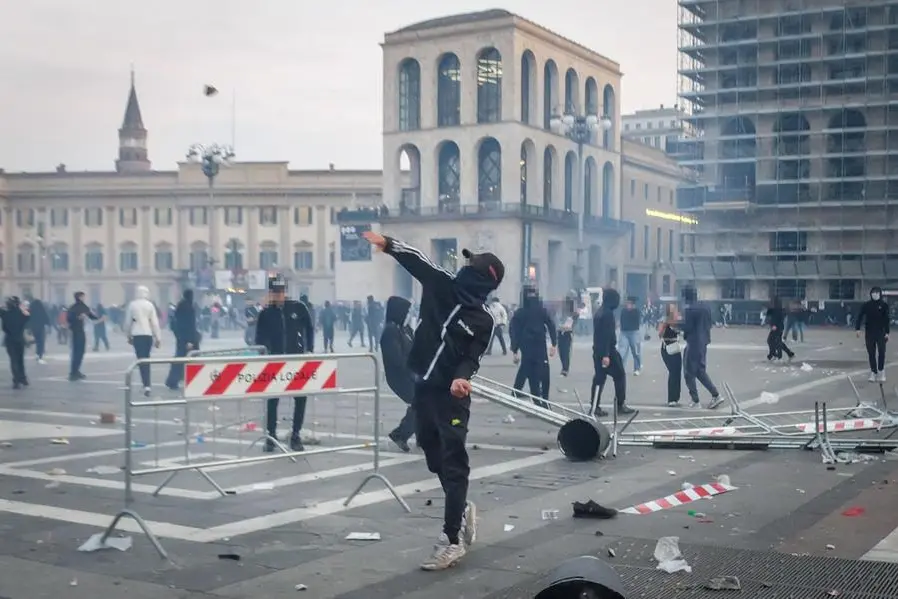 Scontri in piazza del Duomo durante la manifestazione \\'Italia in piazza\\' del 17 Ottobre 2026 a Milano , ANSA