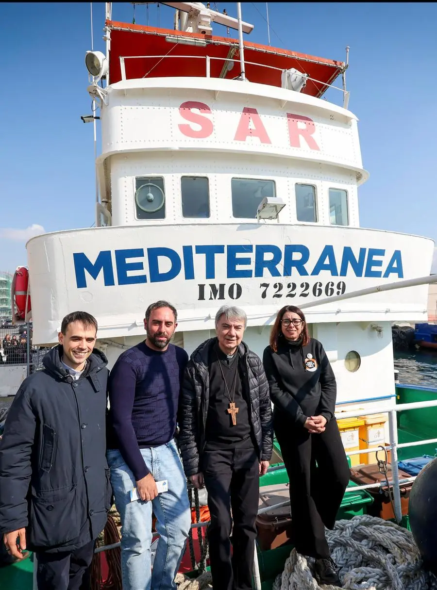 L'arcivescovo di Napoli, cardinale Mimmo Battaglia in visita alla Mare Jonio ancorata a Napoli. Con lui, da sinistra, don Mattia Ferrari, cappellano di Mediterranea, comandante della Mare Jonio, Filippo Peralta e presidente di Mediterranea Saving Humans, Laura Marmorale.