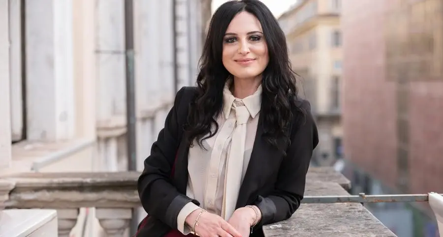 Intervista a Francesca Giannone sul suo ultimo romanzo \"Gli anni in bianco e nero\", ai primi posti in classifica. Bissera il successo della \"Portalettere\"?
