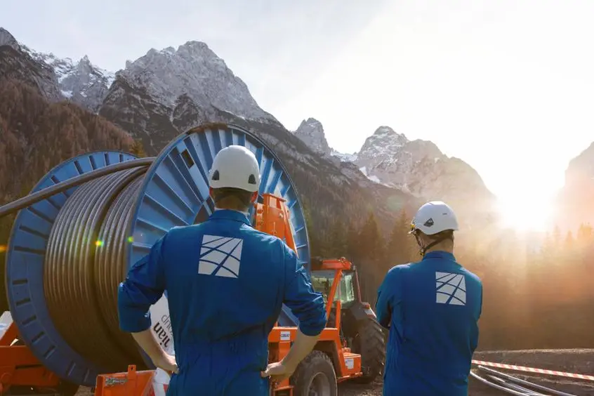 <p>La posa di nuovi elettrodotti interrati a Cortina d’Ampezzo in vista dei Giochi olimpici e paralimpici invernali.</p>\\n , UFF STAMPA