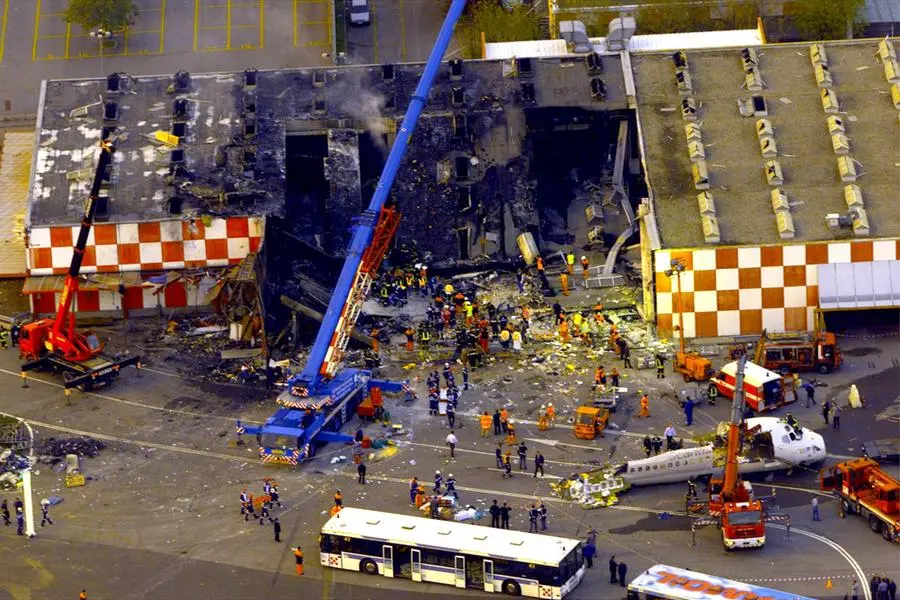 Una panoramica dell'incidente all'aeroporto di Linate dell'ottobre 2001 in cui morirono 118 persone. Secondo la relazione della commissione d'inchiesta dell' Agenzia nazionale per la sicurezza in volo a provocare la sciagura una concomitanza di cause tra cui, l'errore umano di uno dei piloti, la segnaletica dell'aeroporto non conforme, incomprensioni nelle comunicazioni tra torri di controllo e aerei