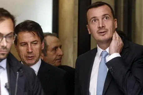 Giuseppe Conte (S), presidente del Consiglio, e Rocco Casalino, lasciano la sede romana della Stampa Estera dopo aver incontrato i giornalisti stranieri, Roma, 22 ottobre 2018. ANSA/RICCARDO ANTIMIANI