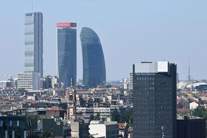 I tre palazzi progettati dagli architetti Arata Isozaki, Daniel Libeskind e Zaha Hadid di City LIfe nel complesso residenziale e commerciale nel quartiere del Portello, Milano, 11 maggio 2022. ANSA/DANIEL DAL ZENNARO , ANSA