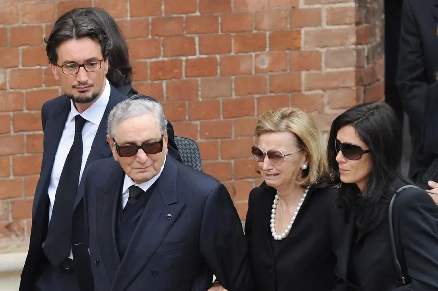 Maria Franca Ferrero nel 2011 con il marito Michele, morto a 89 anni nel 2015, e il figlio Giovanni davanti al Duomo di Alba per il funerale del figlio Pietro Ferrero, morto improvvisamente mentre si trovava in Sudafrica