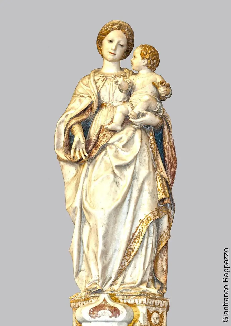 Antonello Gagini, Madonna della Neve, statua marmorea (1529), Santa Lucia del Mela (Messina). L’opera dello scultore siciliano raffigura la Vergine con il Bambino ed è una delle testimonianze artistiche della diffusione del culto della Madonna della Neve