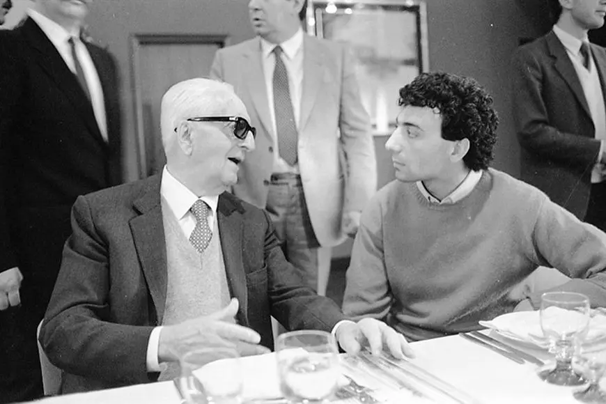 Enzo Ferrari (S), patron della casa automobilistica Ferrari, con il pilota Michele Alboreto (D), Fiorano, 2 maggio 1984. ANSA