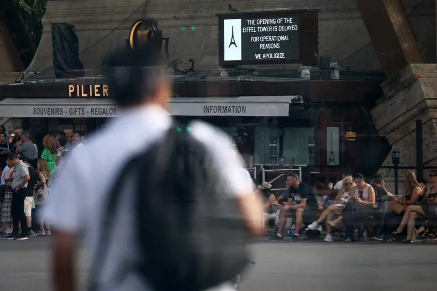Le scuse dell\\'organizzazione per l\\'apertura ritardata della Torre Eiffel il 7 settembre, causa visita delegazione induista e sciopero conseguente , REUTERS