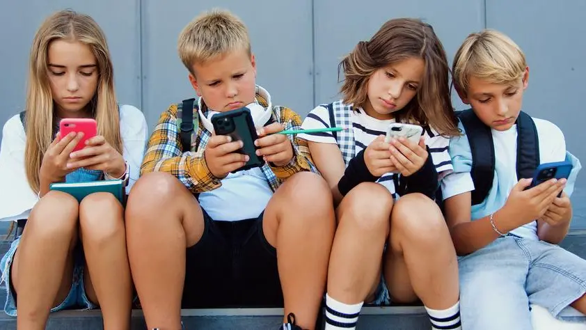 Francia, bocciato il divieto dei social agli under 15: chi protegge adesso i ragazzi?