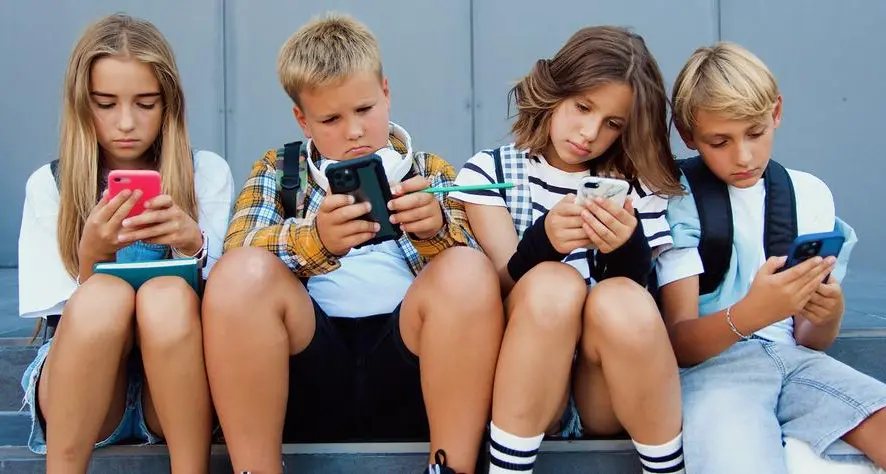 Francia, bocciato il divieto dei social agli under 15: chi protegge adesso i ragazzi?