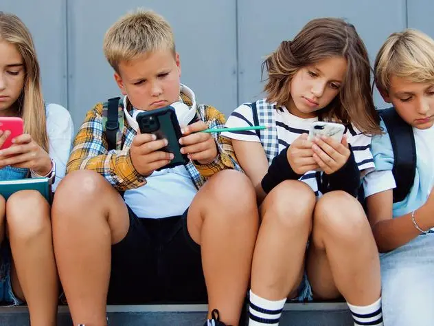 Francia, bocciato il divieto dei social agli under 15: chi protegge adesso i ragazzi?