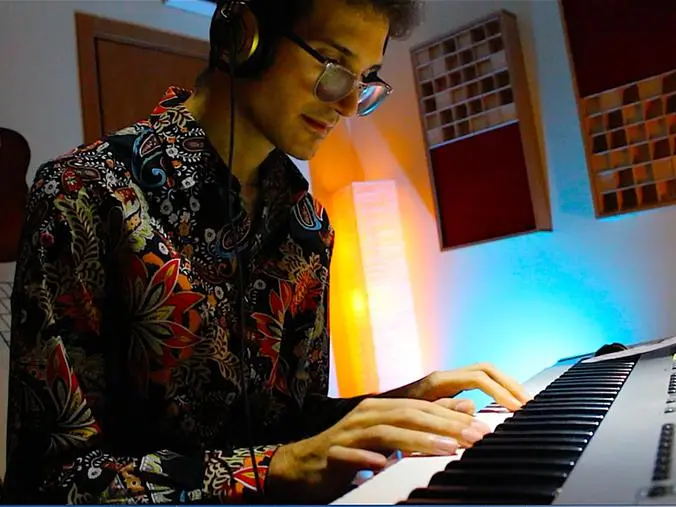 \"Una mano cambia il mondo\", la nuova canzone di MagoS, cantante nello spettro autistico