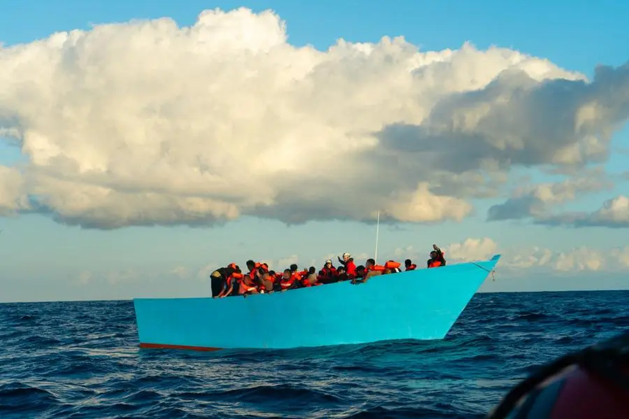 Il barcone intercettato dalla nave Life Support di Emergency durante la missione cui ha partecipato Giovanni Soldini.