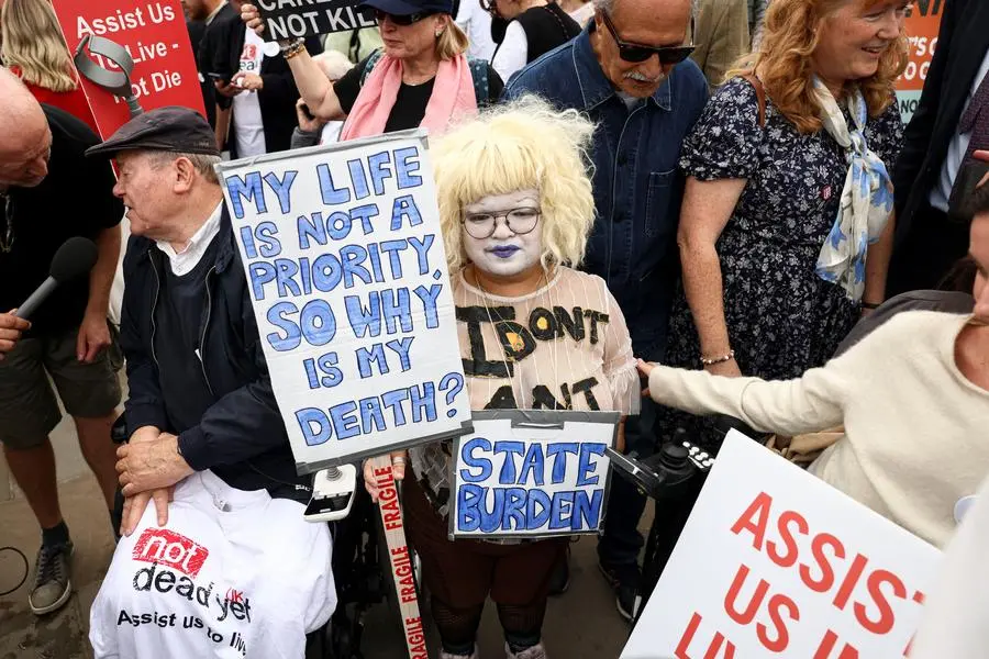Manifestanti contrari al suicidio assistito si riuniscono dopo che i parlamentari hanno votato contro i piani per legalizzare il suicidio medicalmente assistito per le persone malate terminali, a Londra, Regno Unito l'11 settembre