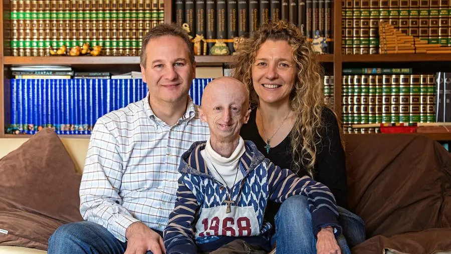 «Ci ha insegnato a vivere», la straordinaria avventura di Sammy Basso raccontata dai suoi genitori