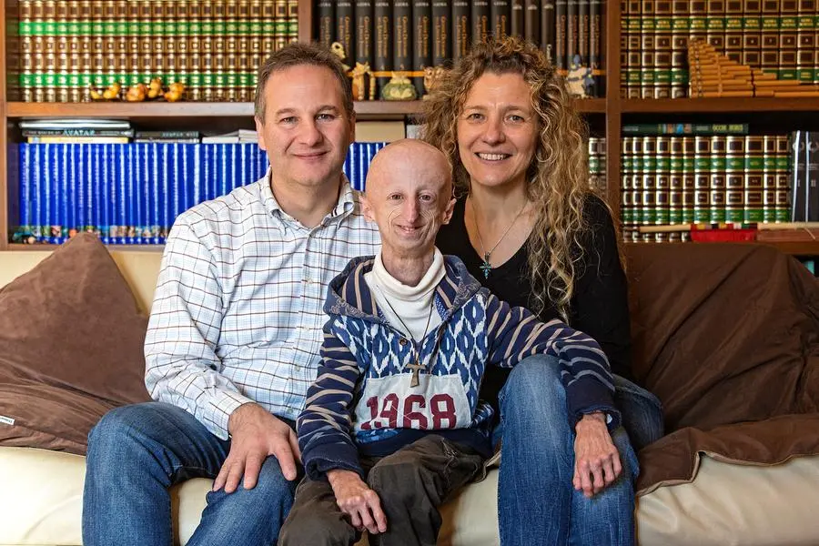 Sammy Basso con pap\\u00E0 Amerigo e mamma Laura in una foto del 2014 nella loro casa di Tezze sul Brenta (Padova)