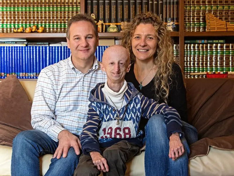 «Ci ha insegnato a vivere», la straordinaria avventura di Sammy Basso raccontata dai suoi genitori