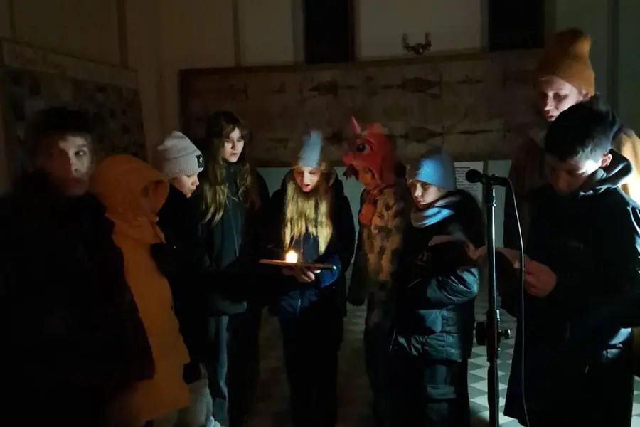 Ragazzini alla messa per l'Avvento nella chiesa dell'Esaltazione della Santa Croce a Fastiv