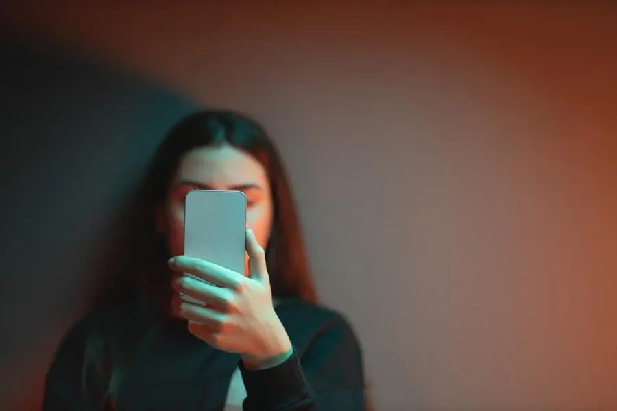 I giovani vivono sempre pi\\u00F9 immersi nel digitale , iStock