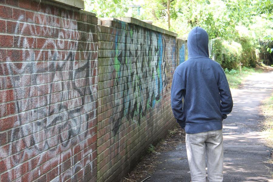 Due fratelli vengono picchiati e umiliati da un gruppo di adolescenti a Conegliano, evidenziando una crisi di empatia tra i giovani