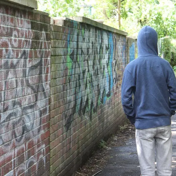 Conegliano, due fratelli picchiati e umiliati dal branco: la crisi dell'empatia tra gli adolescenti