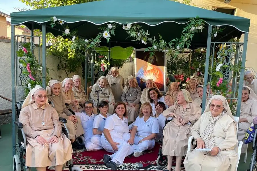 Un\\u2019immagine delle suore di Ravasco nella casa San Giuseppe a Raiano insieme alle infermiere della struttura.