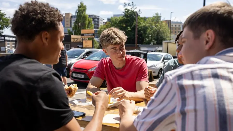 Quando i giovani fanno notizia (buona): i tre ragazzi che puliscono e sparecchiano dopo aver mangiato al ristorante