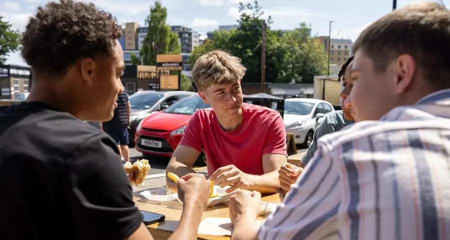 Quando i giovani fanno notizia (buona): i tre ragazzi che puliscono e sparecchiano dopo aver mangiato al ristorante