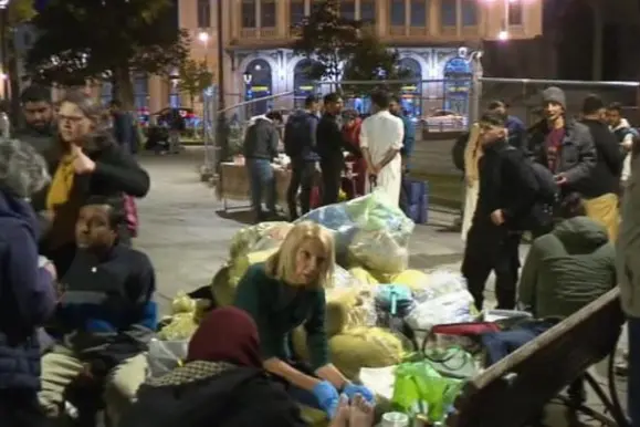 Il presidio di assistenza ai migranti in piazza Libertà
