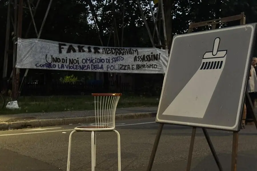 The road blocked due to the garrison of Abderrahim Fakir's family members at Pilastro in Bologna