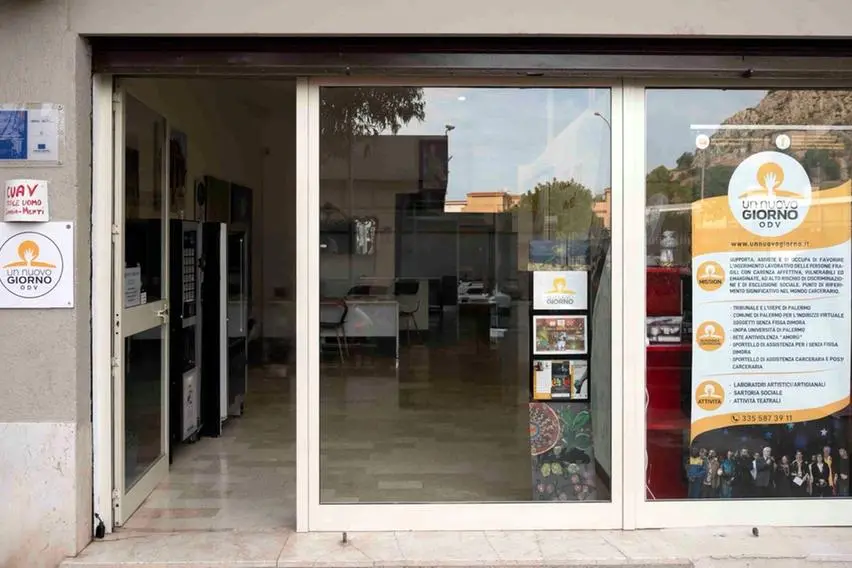 L'ingresso dell'associazione \\\"Un nuovo giorno\\\" a Palermo.