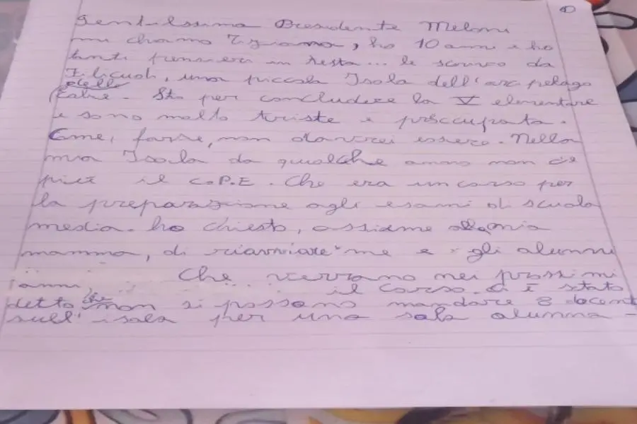 La lettera indirizzata alla Presidente del consiglio Giorgia Meloni da Tiziana, dieci anni, alunna di quinta elementare, residente a Filicudi, nelle Eolie che per frequentare le scuole medie dovr\\u00E0 lasciare l\\'isoletta , ANSA