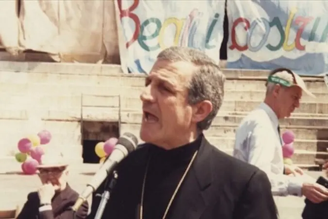 Don Tonino Bello durante l\\'incontro dei Beati costruttori di pace all\\'Arena di Verona nel 1989