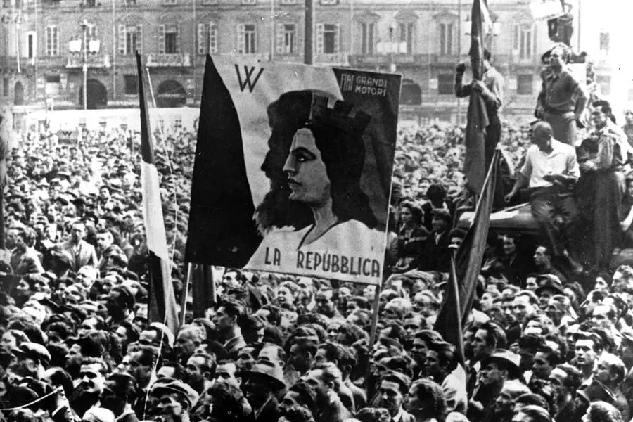 2 GIUGNO 1946 MILANO - REFERENDUM COSTITUZIONALE : LA FOLLA IN PIAZZA DUOMO CELEBRA LA VITTORIA DELLA REPUBBLICA, POLITICA, MONARCHIA O REPUBBLICA, MANIFESTO, ITALIA, ANNI 40, B/N, 17683, 01-00089468000007 No Model Release - , LAPRESSE/PUBLIFOTO / OLYCOM