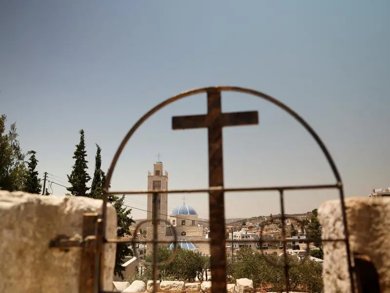 Taybeh, il villaggio cristiano sotto assedio in Cisgiordania: «I coloni continuano a entrare armati nelle nostre terre»