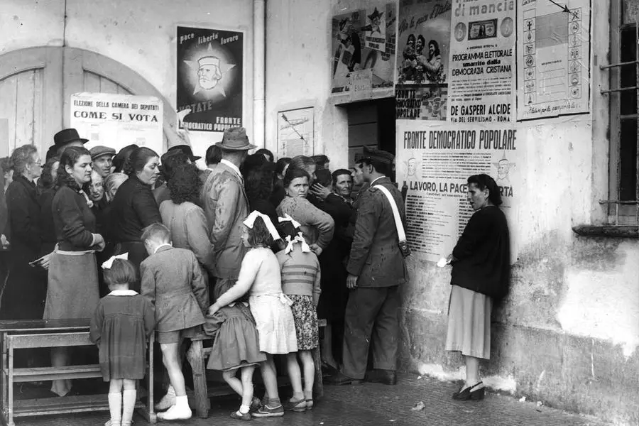 GIUGNO 1946 - ANNI 40, UOMINI E DONNE IN FILA PER POTER VOTARE PER IL FAMOSO REFERENDUM COSTITUZIONALE, SULLA COSTITUZIONE NAZIONALE, CITTADINI, POLITICA, STORIA, VOTO, ITALIA, B/N, 38810 , LAPRESSE/PUBLIFOTO / OLYCOM