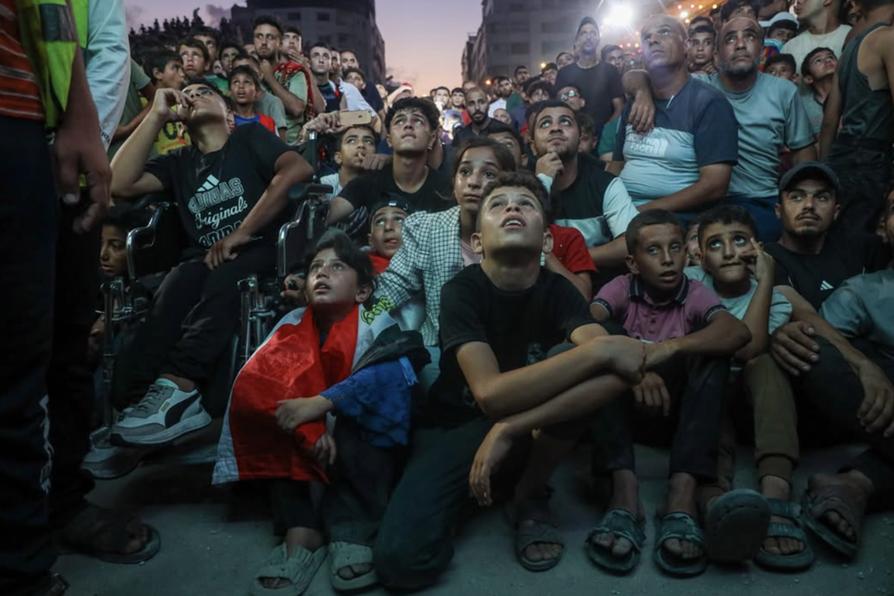 In Gaza the World Cup is watched among the rubble: when a balloon becomes hope (interrupted by Israel’s bombs) In Gaza the World Cup is watched among the rubble: when a balloon becomes hope (interrupted by Israel’s bombs)