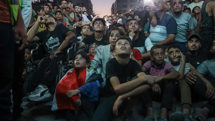 A Gaza il Mondiale si guarda tra le macerie: quando un pallone diventa speranza (interrotta dalle bombe di Israele)