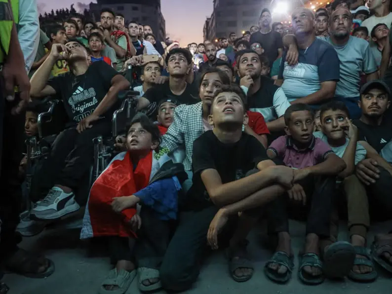 A Gaza il Mondiale si guarda tra le macerie: quando un pallone diventa speranza (interrotta dalle bombe di Israele)