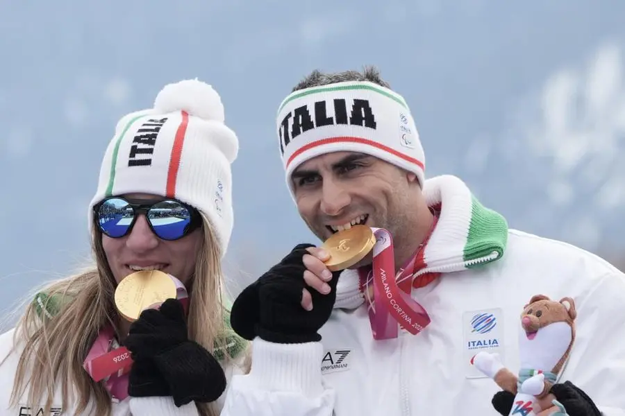 Chiara Mazzel con la guida Nicola Cotti Cottini festeggia la medaglia d\\'oro nel SuperG alle Paralimpiadi di Milano Cortina 2026, , ANSA