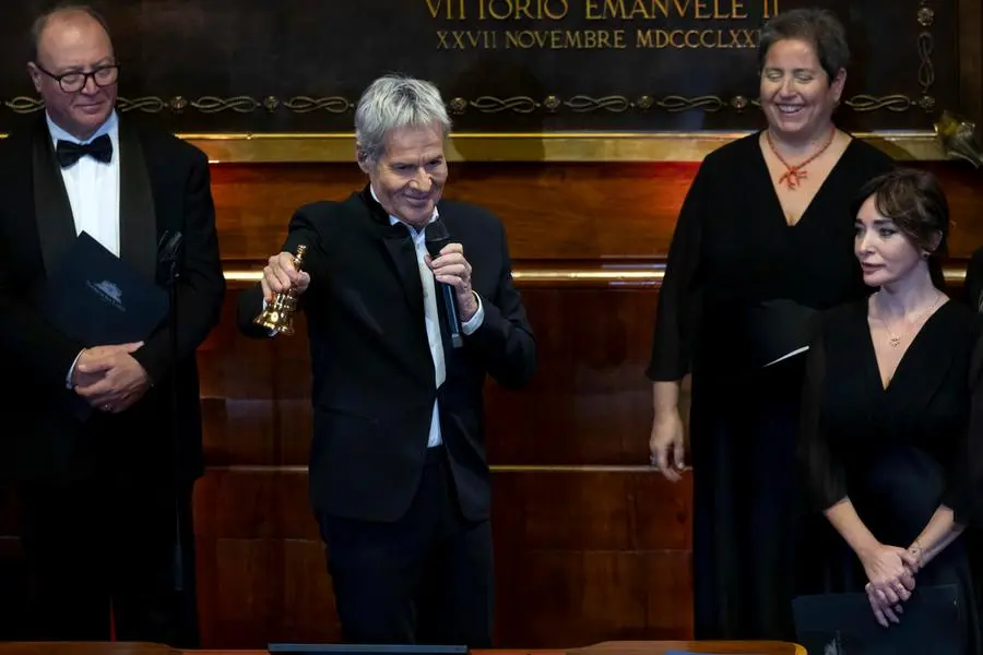 Il cantautore Claudio Baglioni, riceva la Martinella dal presidente del Senato Ignazio La Russa, durante il concerto di Natale. Roma, 21 dicembre 2025 , ANSA