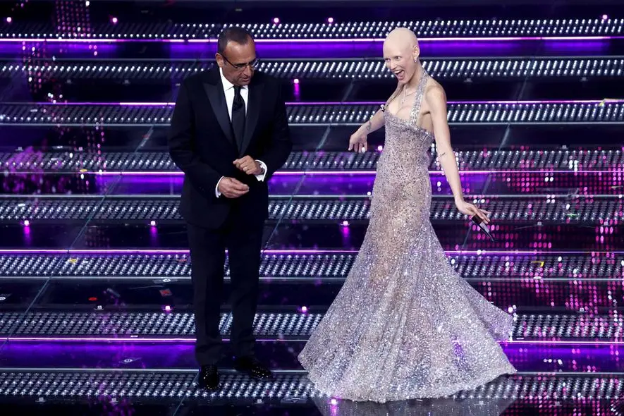 Bianca Balti con in abito argentato con un tessuto quasi impalpabile e luccicante. ANSA / FABIO FRUSTACI