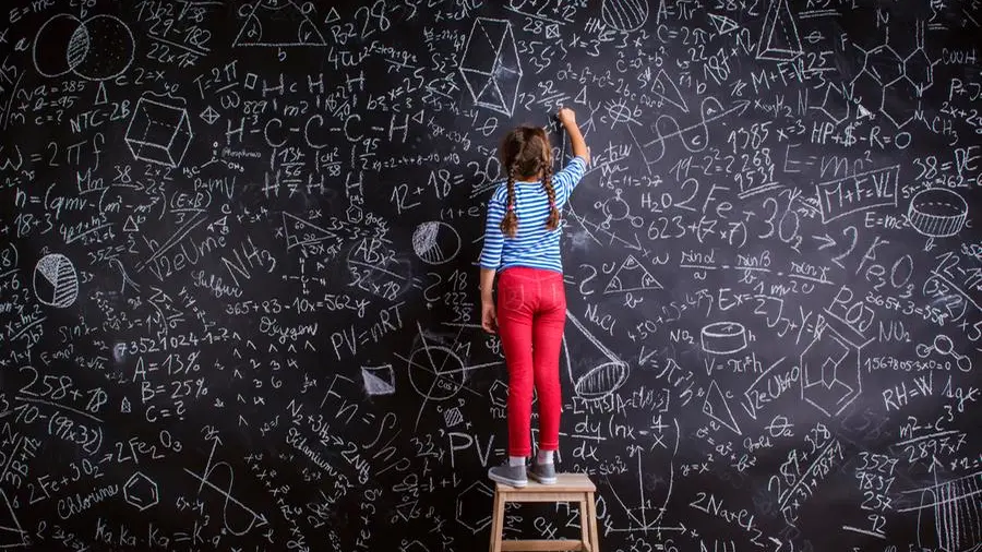 Lina dodicenne all’università e il rischio di bruciare l’adolescenza