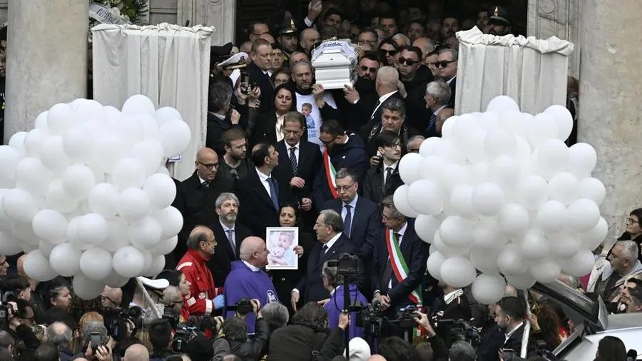 I funerali del piccolo Domenico, il vescovo: «Figlio di tutti noi. Ora sei nel cuore grande di Dio che non conosce interventi andati male e la morte»